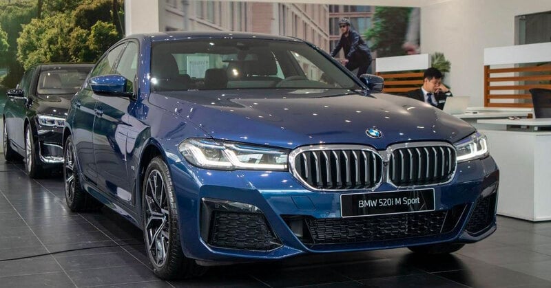 BMW bán ra với 2 phiên bản là 520i Luxury Line và 520i M Sport và có giá từ 2,499 tỷ