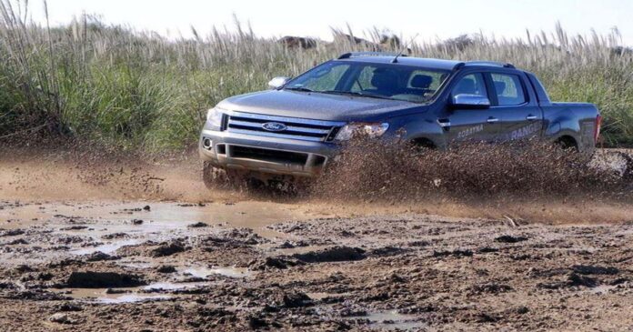 cách xử lý xe oto đi vào bùn lầy