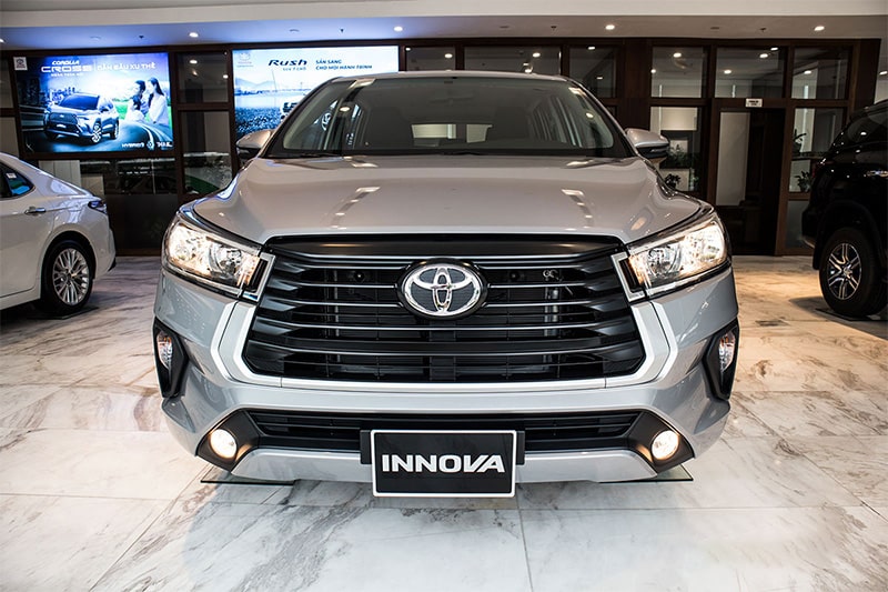 Đánh giá xe ngoại thất đầu xe Toyota Innova 2020