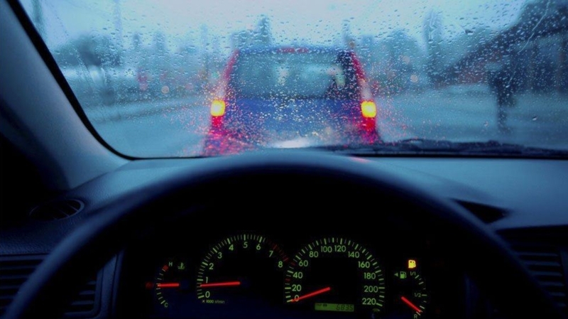Chạy đúng tốc độ, giữ khoảng cách an toàn khi lái xe trời mưa
