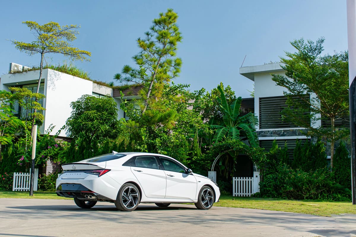 Đánh giá Hyundai Elantra 2022
