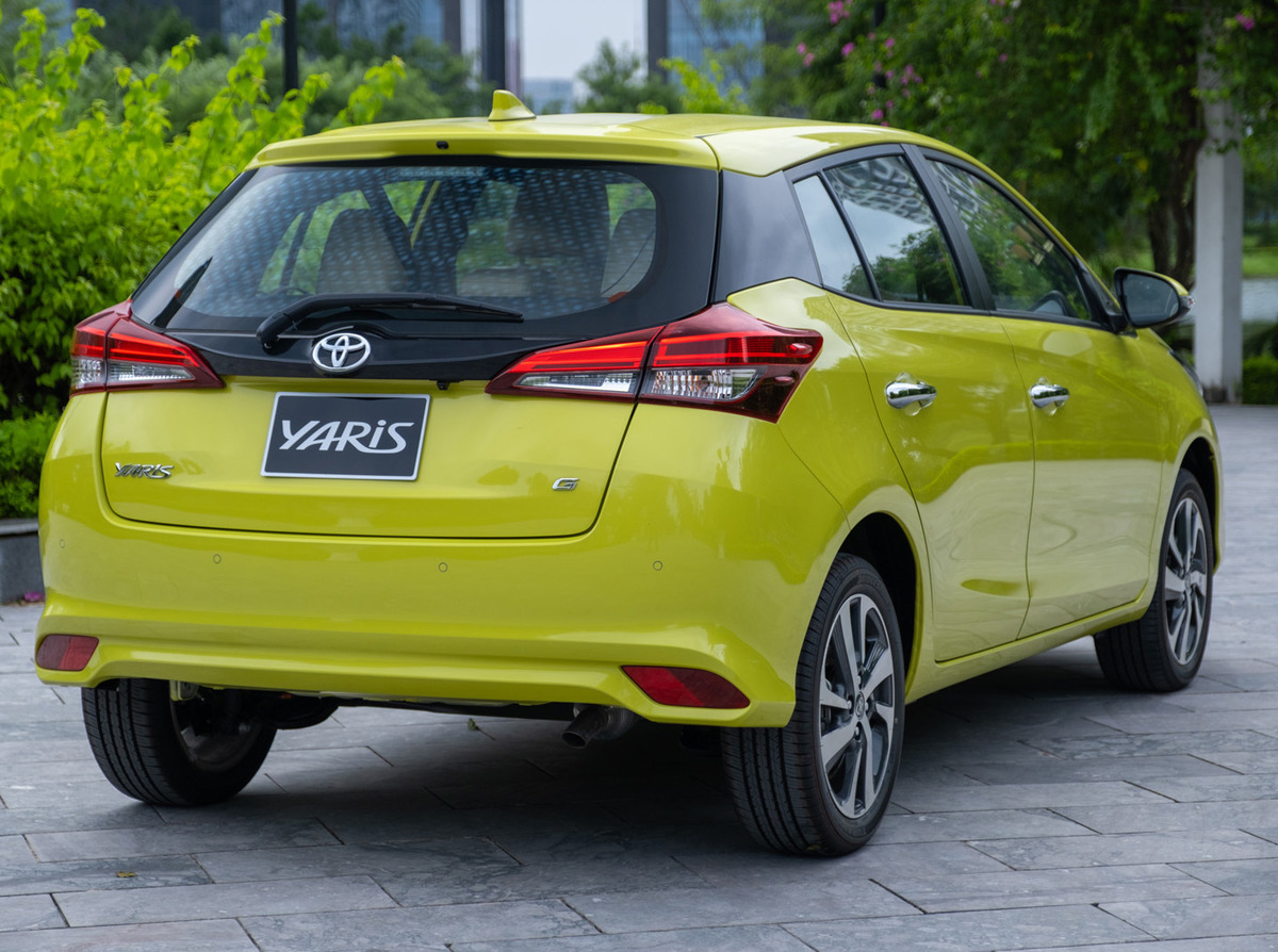 Đuôi xe Toyota Yaris 2020 vẫn giữ nguyên thiết kế đơn giản và quen thuộc