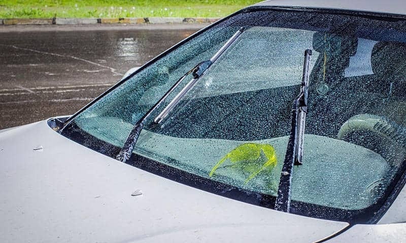 Kính ô tô bị mờ khi trời mưa nguyên nhân là do đâu?