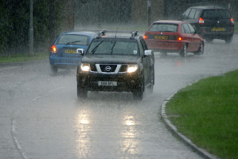 Lái xe trời mưa tiềm ẩn nhiều nguy hiểm cần phải hết sức lưu ý