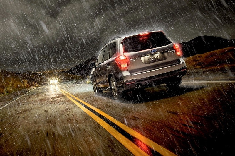 Luôn cần phải bật đèn khi lái xe trời mưa