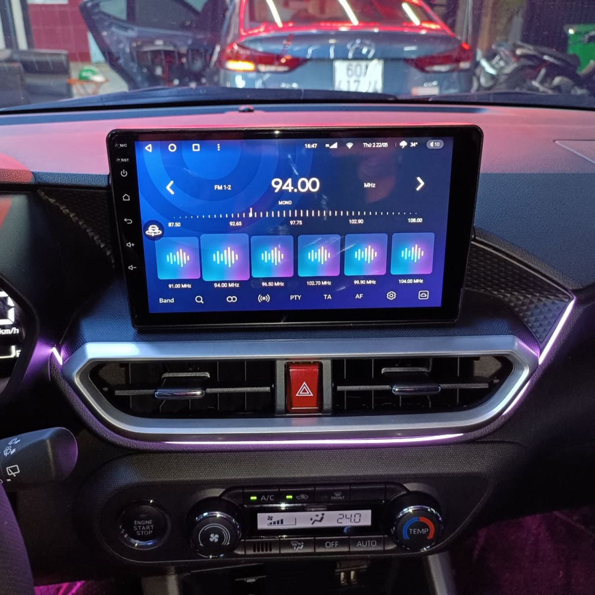 Màn hình giải trí 9 inch hỗ trợ kết nối điện thoại thông qua Apple CarPlay và Android Auto