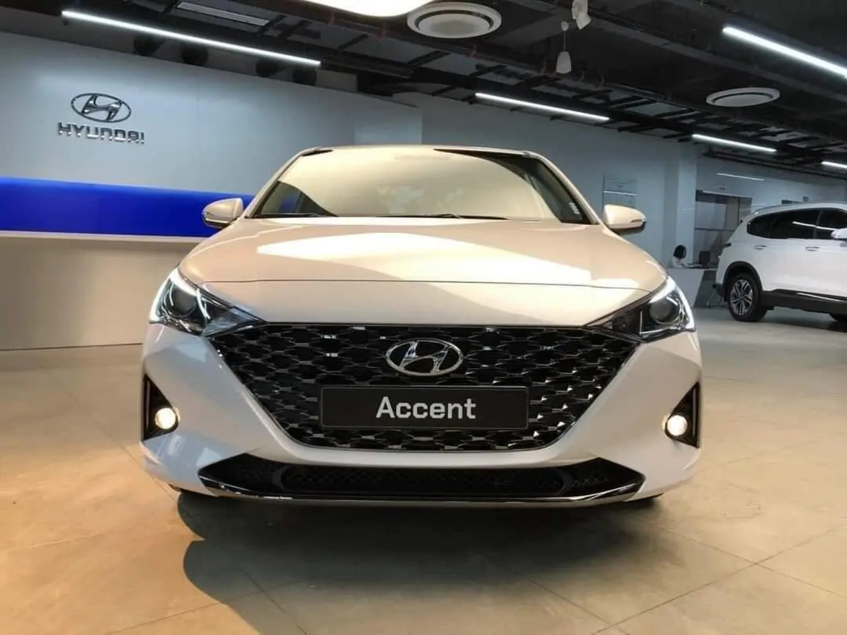 Mặt trước của Hyundai Accent 2022 được thiết kế với lưới tản nhiệt lớn và hình thoi