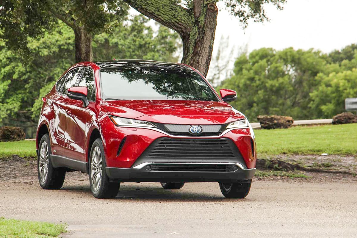 Mặt trước của Toyota Venza 2021 được thiết kế theo phong cách hiện đại