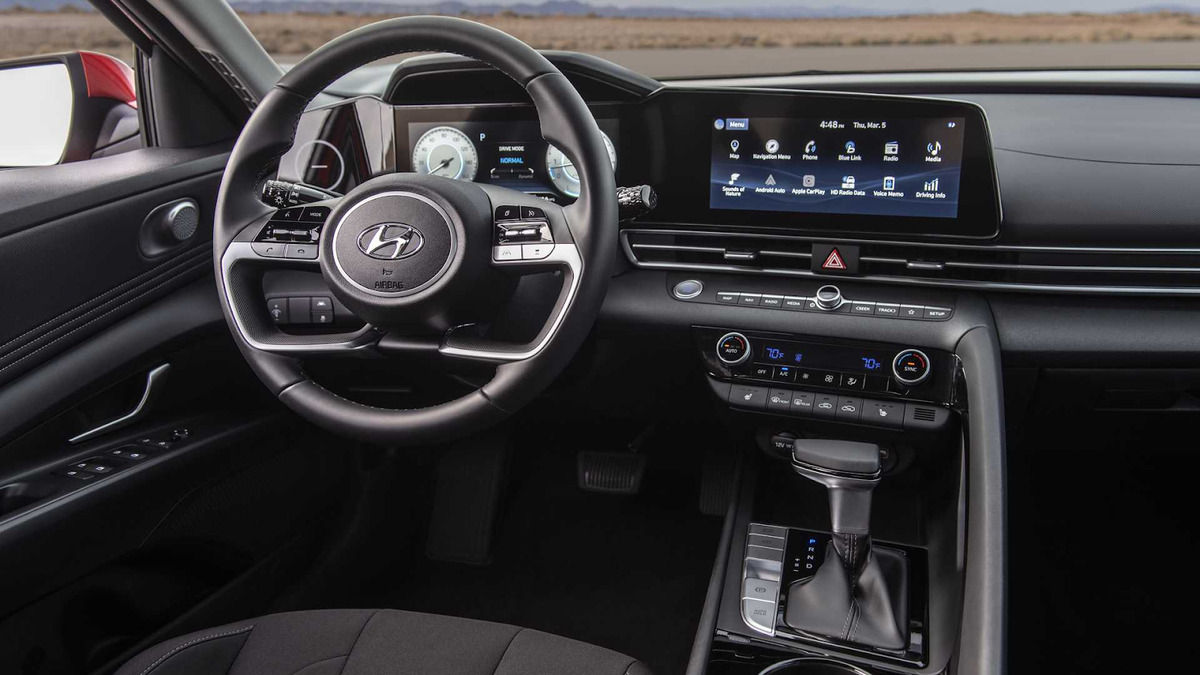 Nội thất của Hyundai Elantra 2021 được thiết kế theo phong cách hiện đại