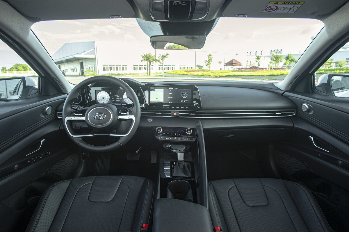 Nội thất của Hyundai Elantra 2022 mang lại cảm giác thoải mái và hiện đại