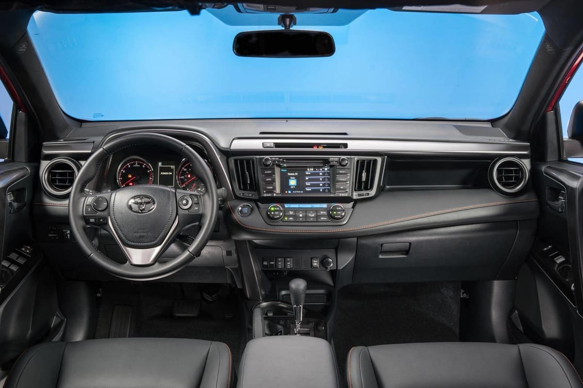 Nội thất của Toyota Rav4 2018 được thiết kế với chất liệu cao cấp và tỉ mỉ
