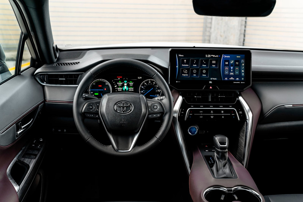 Nội thất của Toyota Venza 2023 được thiết kế với chất liệu cao cấp và tinh tế
