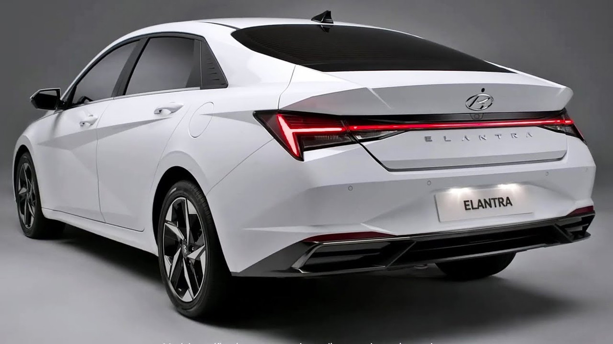 Phần đuôi xe của Hyundai Elantra 2020 cũng được thiết kế đơn giản