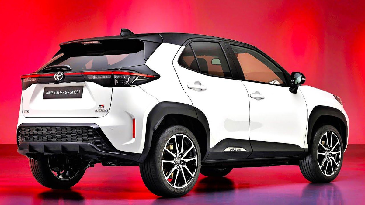 Phần đuôi xe của Toyota Yaris 2023 có thiết kế khá đơn giản nhưng không kém phần thu hút