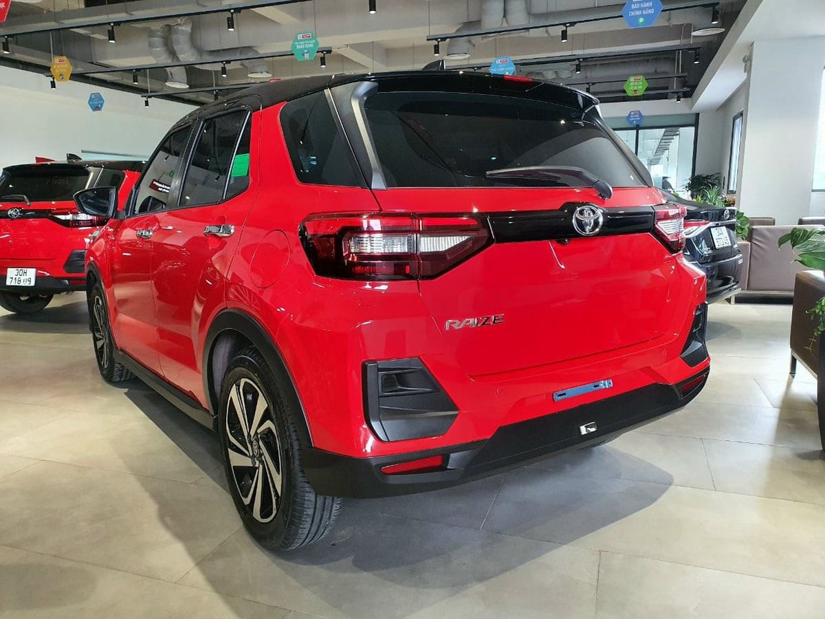 Phía đuôi xe Toyota Raize 2023 có thiết kế gãy gọn