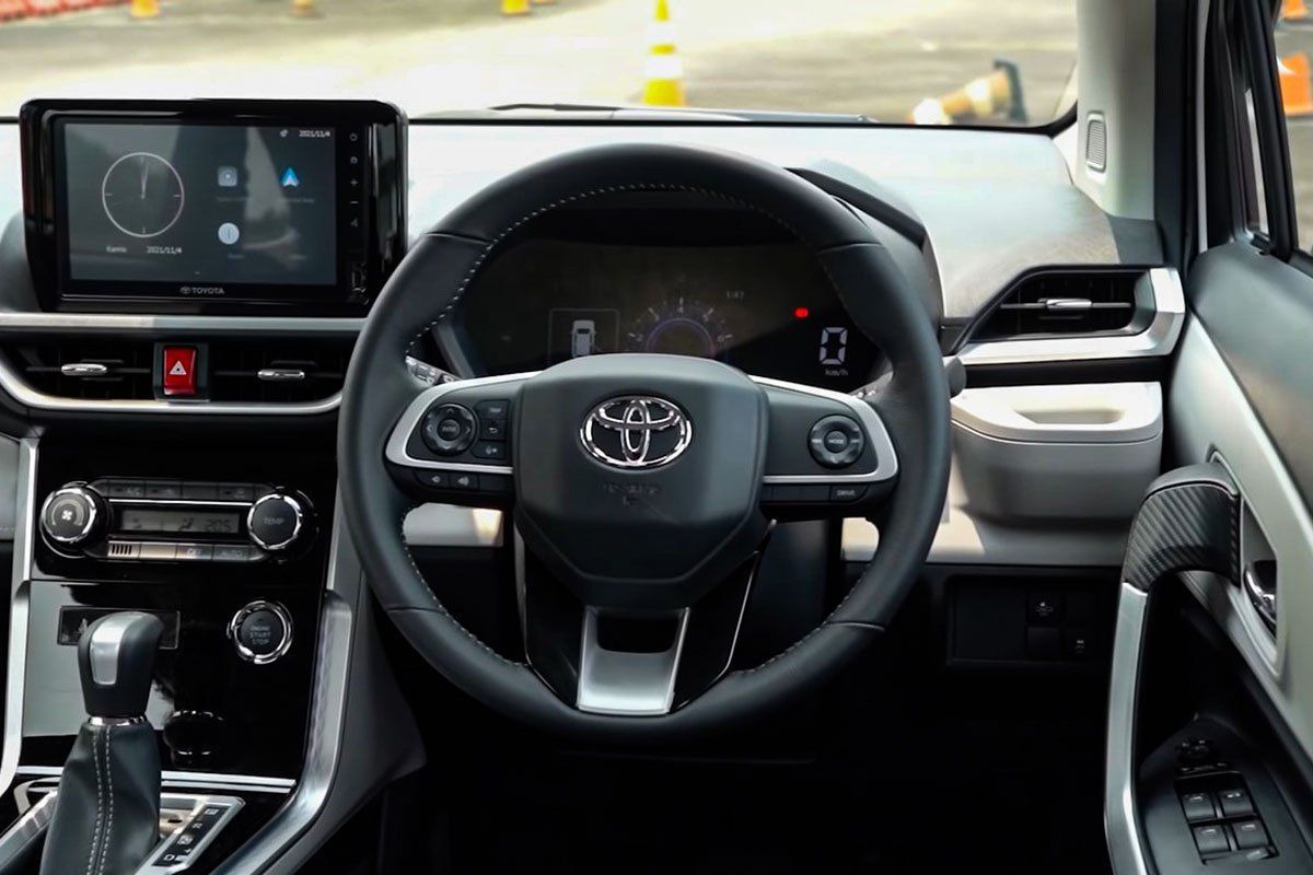 Toyota Veloz Cross được trang bị vô-lăng trợ lực điện, có các chi tiết viền ốp nhôm