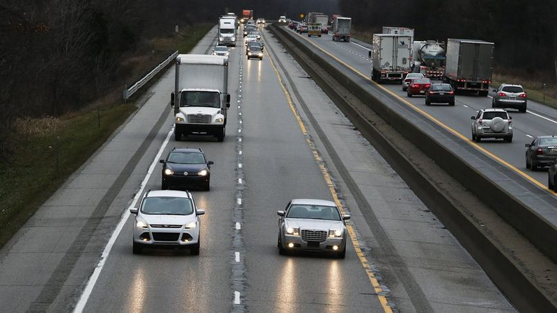 Vượt xe trên đường cao tốc phải tuân thủ các quy định lái xe