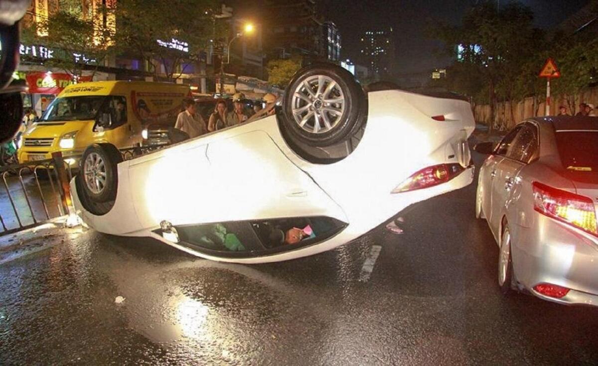 Xe ô tô lật ngang – tình huống tai nạn giao thông khá phổ biến