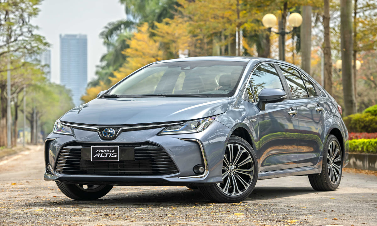 Ngoại thất Toyota Corolla Altis Hybrid 2022