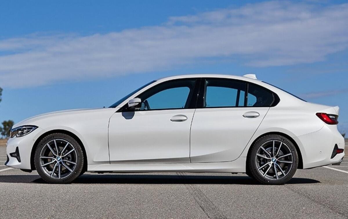 BMW 320i trang bị kính trước và kính bên phía trước cách âm cách nhiệt 2 lớp cao cấp