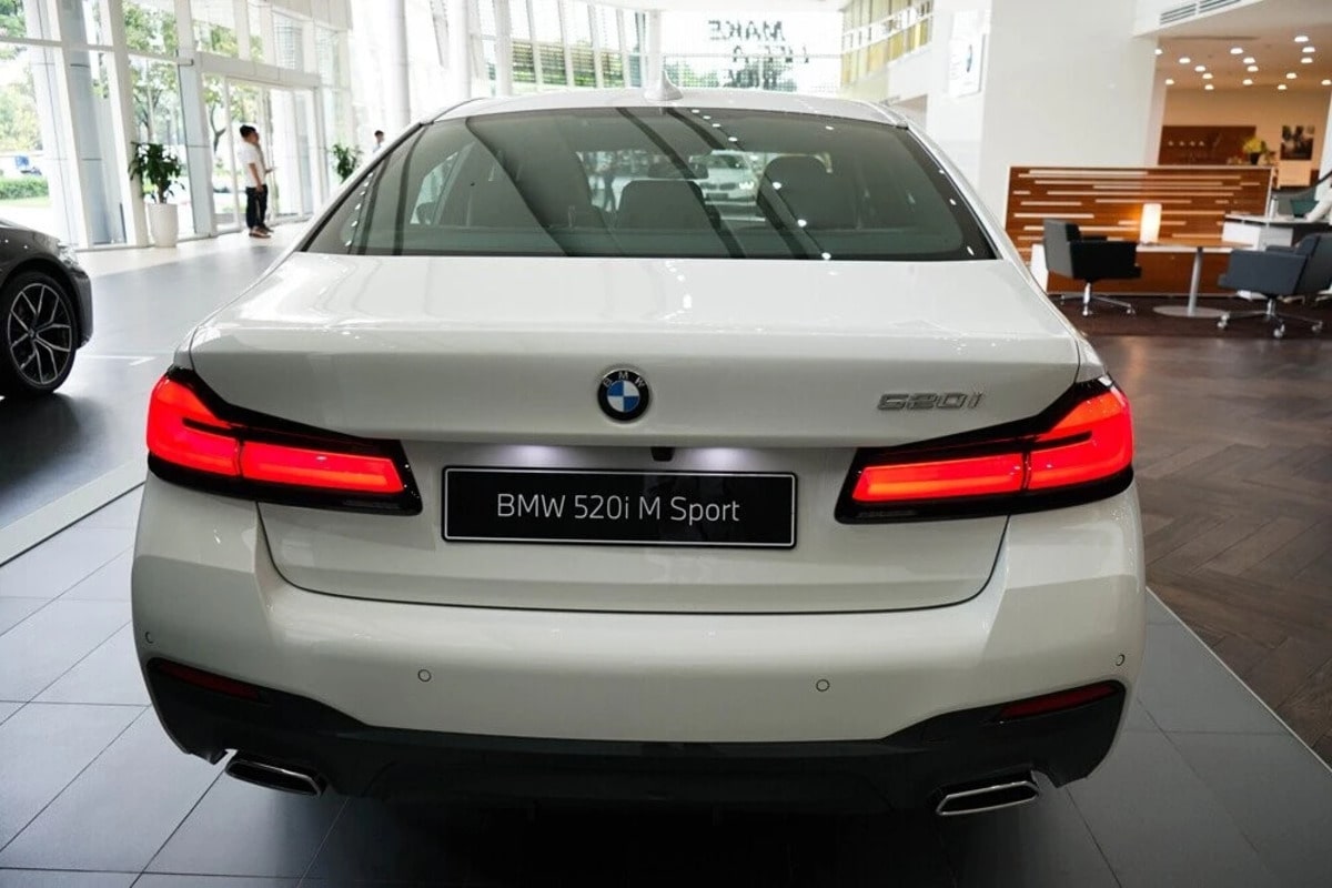 BMW 520i có cặp đèn hậu mảnh dẹt ôm sát hông xe khiến đuôi xe thêm phần bề thế