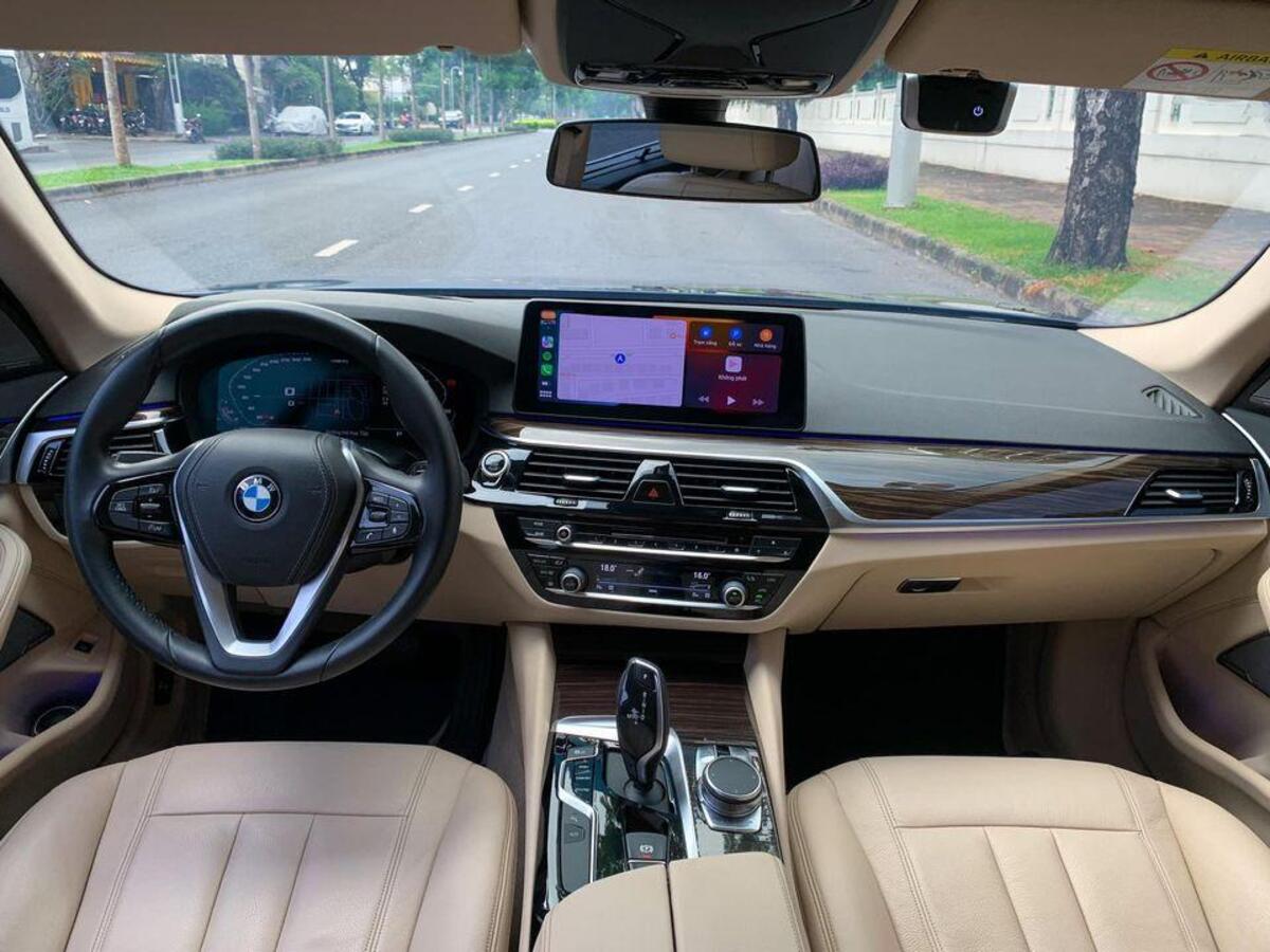 BMW 520i thể hiện không gian sang trọng và tràn đầy công nghệ hiện đại