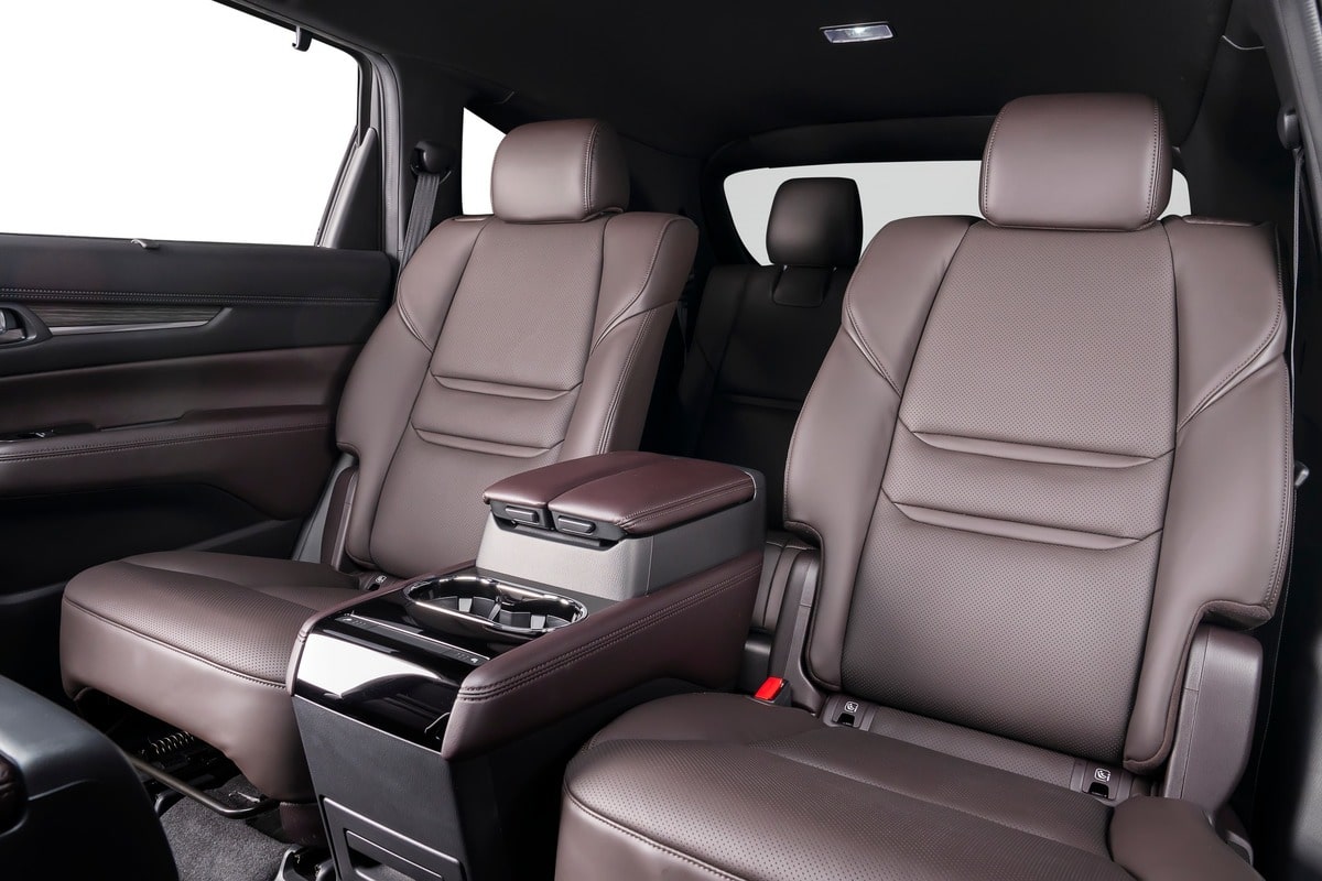 Các hàng ghế của xe Mazda CX-8 2023 có kích thước lớn, ngồi thoải mái