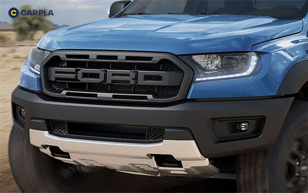 Đầu xe Ford Raptor 2021 nổi bật với dòng chữ FORD cỡ lớn ở lưới tản nhiệt