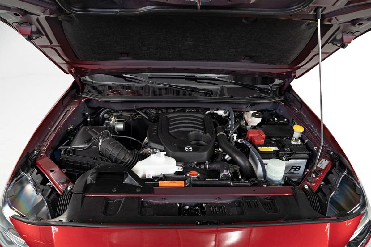 Xe Mazda BT50 2019 trang bị động cơ Diesel tăng áp dung tích 2.2L và 3.2L