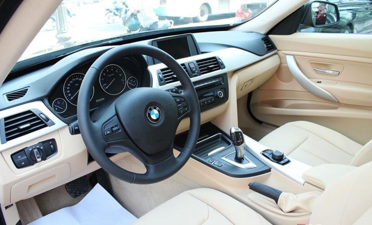 Ghế ngồi BMW 320i trong xe được bọc da sang trọng và có thiết kế thể thao dạng ôm lấy người ngồi