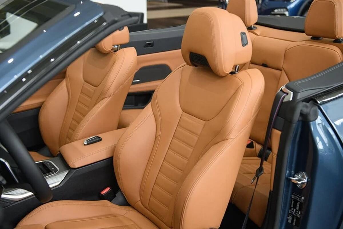 Ghế ngồi của BMW 4 Series 430i được bọc da cao cấp nên dễ chịu và êm ái