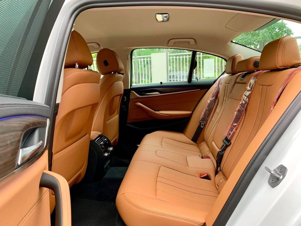 Hệ thống ghế ngồi trên BMW 520i mang đến không gian rộng rãi và thoải mái