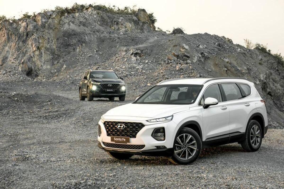 Hyundai Santa Fe 2019 sở hữu thiết kế nhỏ gọn hơn Ford Everest 2019