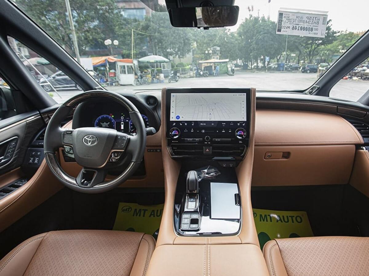 Khoang lái và vô lăng Alphard Toyota thế hệ thứ 4 