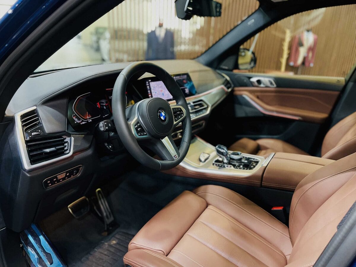 Khu vực lái xe BMW X5 được chú trọng đến từng chi tiết và sử dụng các vật liệu cao cấp
