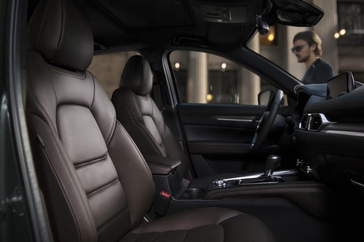 Mazda CX-5 duy trì cấu hình 5 chỗ ngồi cũng với chất liệu bọc da cao cấp
