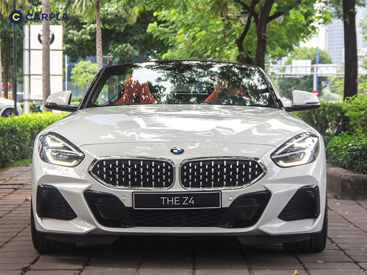 Phần đầu xe BMW Z4 có thiết kế mui thấp và dài tạo nên nét đặc trưng riêng