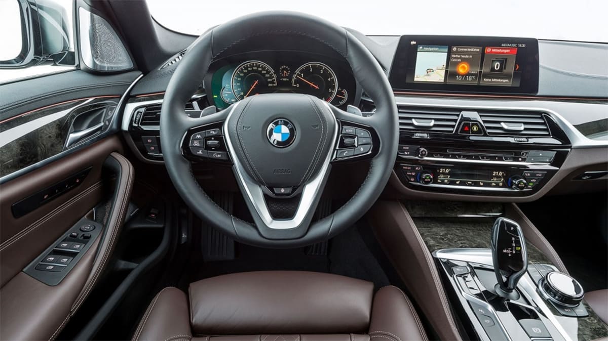 Vô-lăng thể thao BMW Z4 được thiết kế tinh tế với các nút điều khiển tích hợp