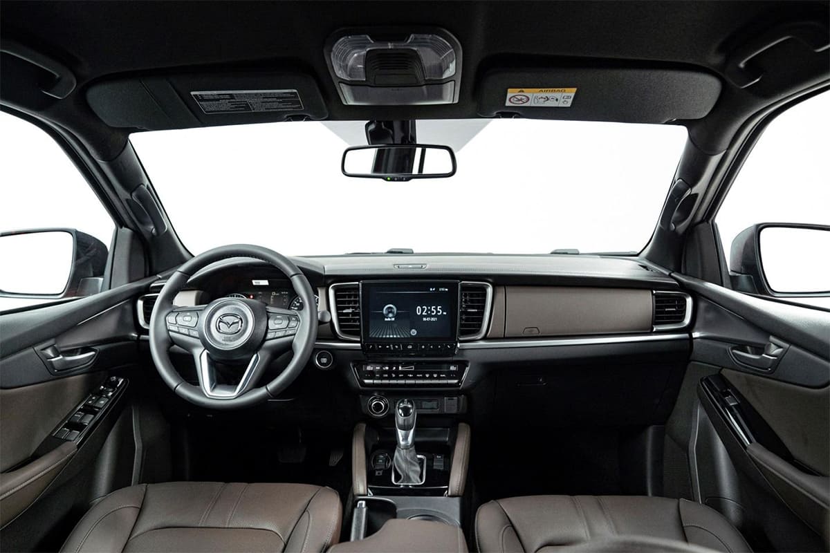 Khoang lái nội thất xe Mazda BT50 2021