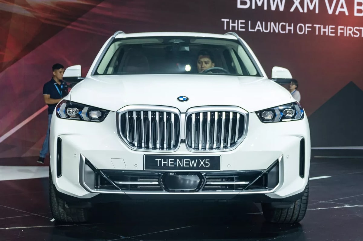 Phần đầu xe của BMW X5 gây ấn tượng bởi giao diện mạnh mẽ và cuốn hút hơn