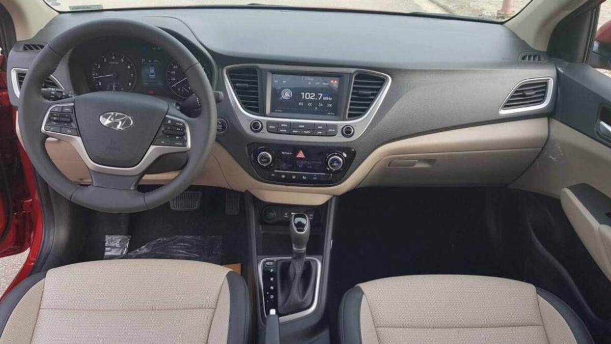 Thiết kế cabin KIA Cerato và Hyundai Accent đơn giản thân thiện với người lái