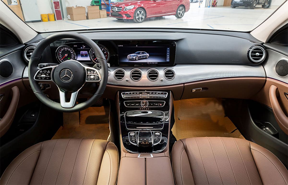 Mercedes E180 trang bị các công nghệ tiện nghi hàng đầu thông qua nút bấm tiện ích