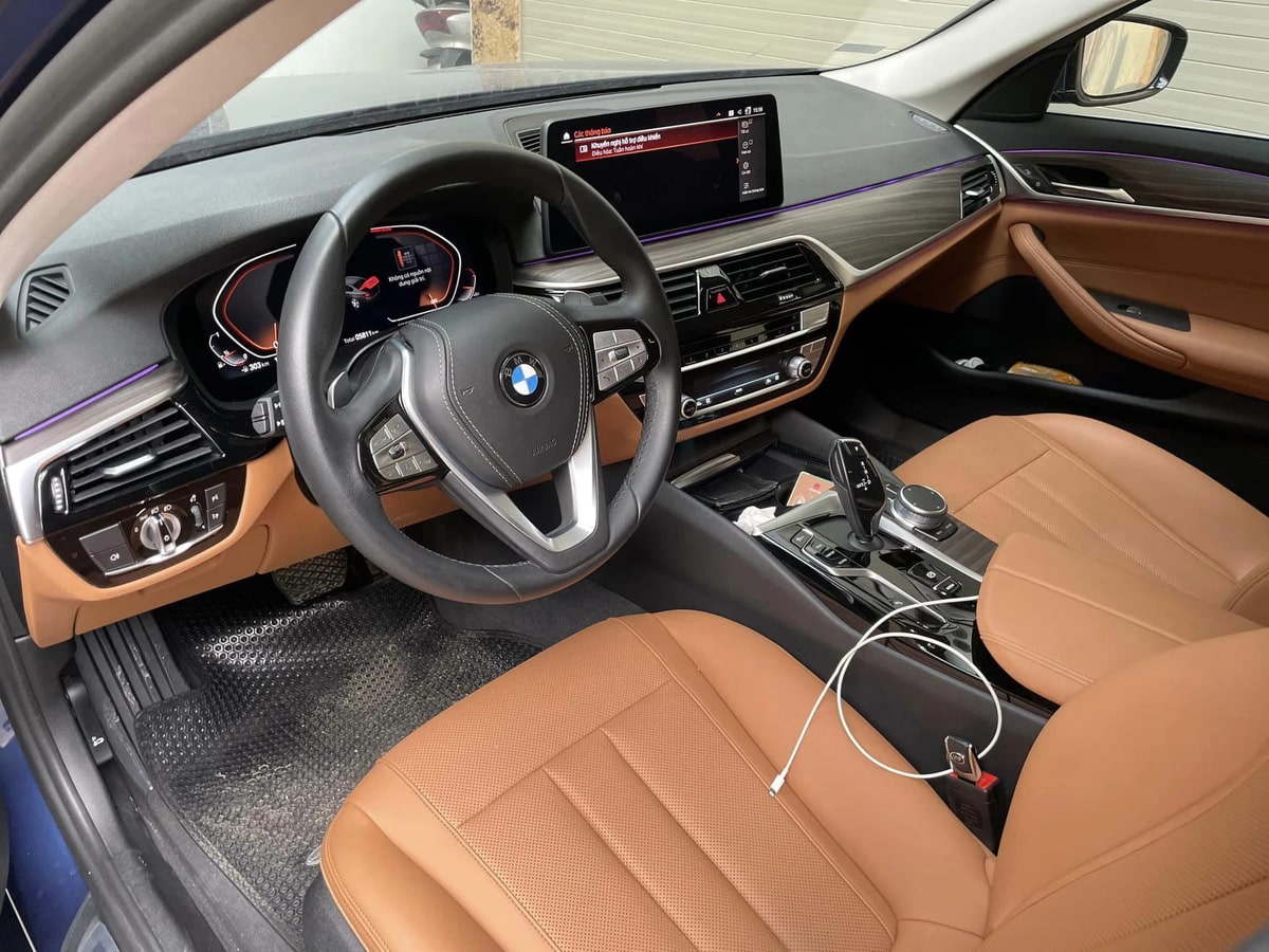 Trung tâm của bảng điều khiển BMW 520i được trang bị màn hình cảm ứng giải trí hiện đại