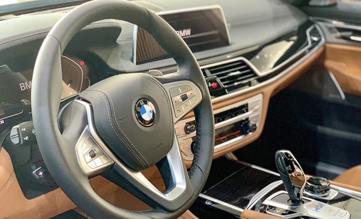 Vô lăng BMW 740Li bọc da cao cấp tích hợp các nút điều khiển chức năng