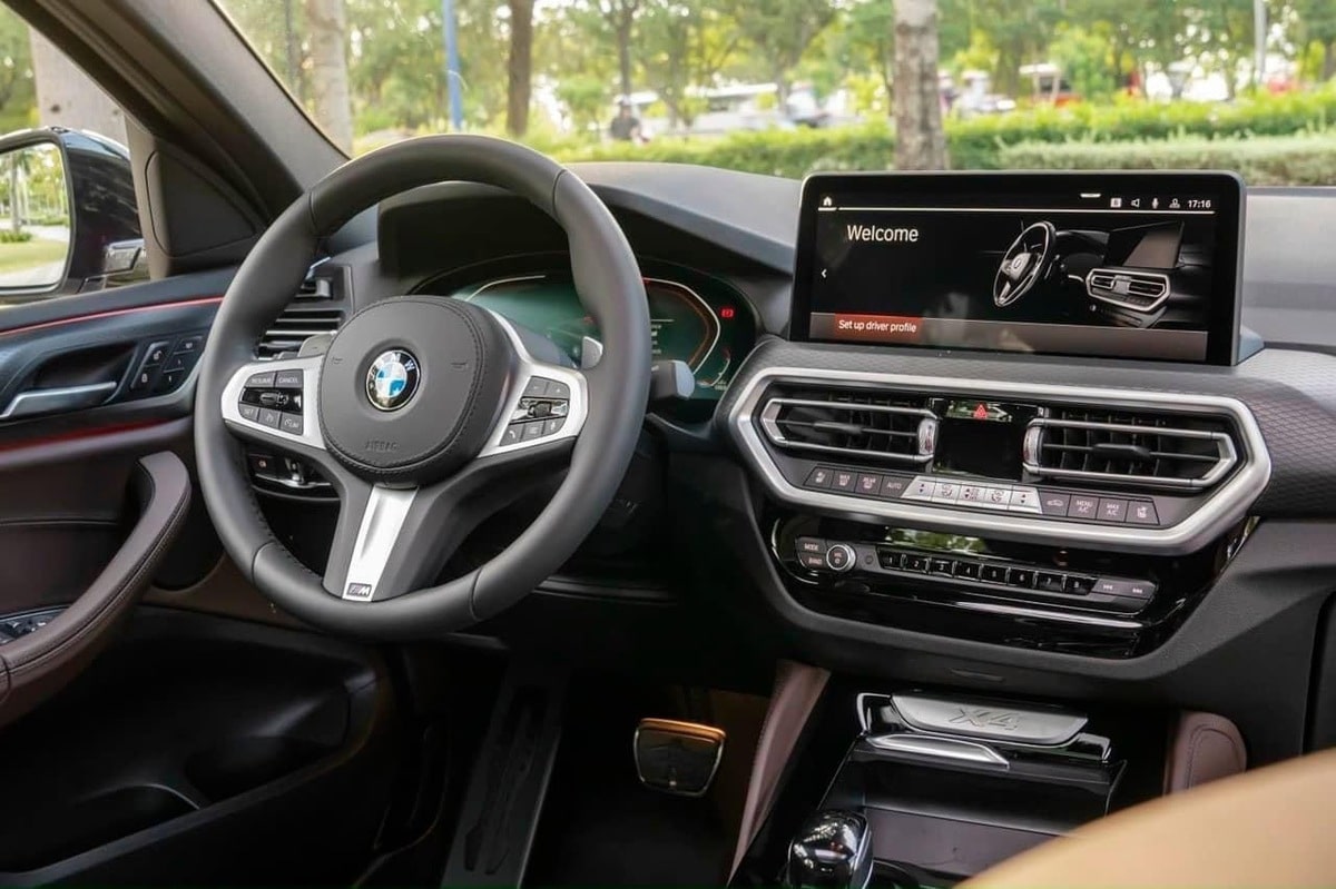 Vô lăng trên BMW X4 có thiết kế 3 chấu bọc da viền kim loại và tích hợp cần chuyển số