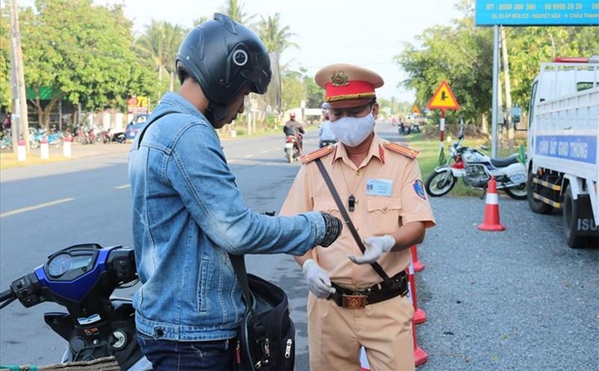 Bao nhiêu tuổi được đứng tên xe