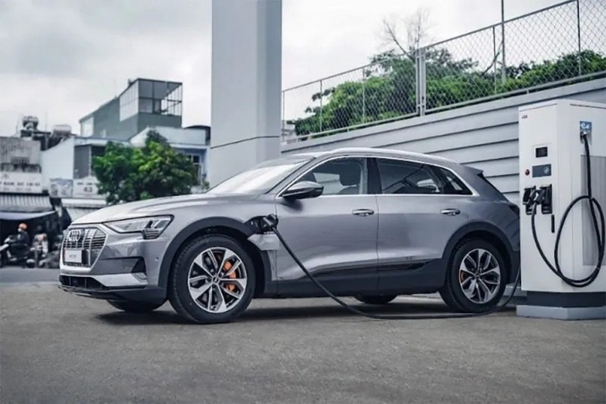 Audi e-tron SUV 2025 đảm bảo khả năng bám đường tốt và vận hành mạnh mẽ trên nhiều địa hình khác nhau