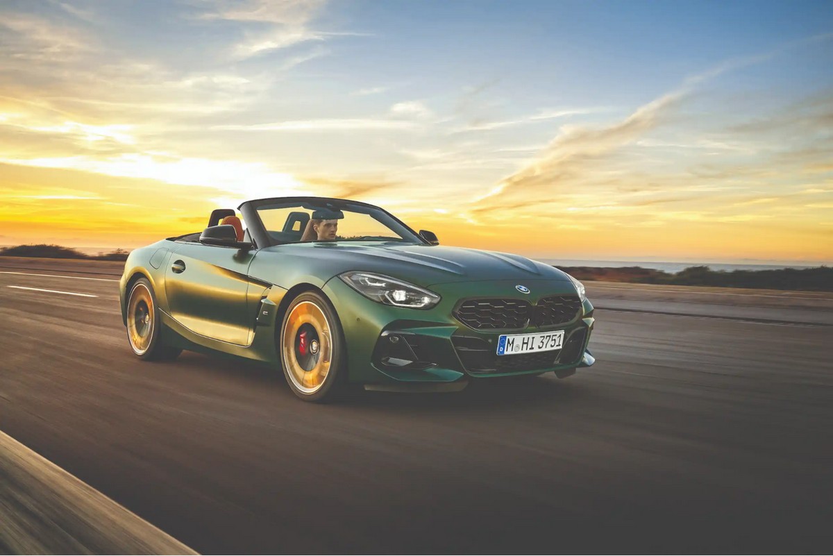 BMW Z4 Roadster sở hữu ngoại thất ấn tượng, kết hợp giữa vẻ đẹp thể thao và tính năng động