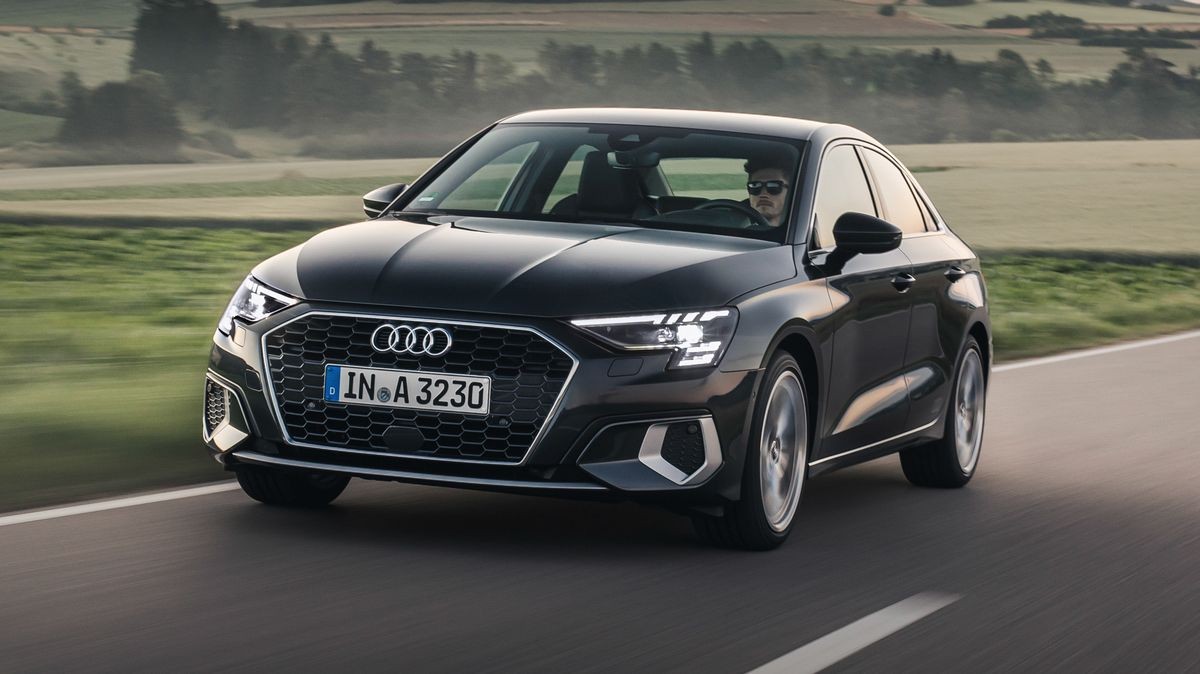 Đầu xe Audi A3 nổi bật với bộ tản nhiệt lưới lục giác sắc sảo, mang đến sự hiện đại và trẻ trung