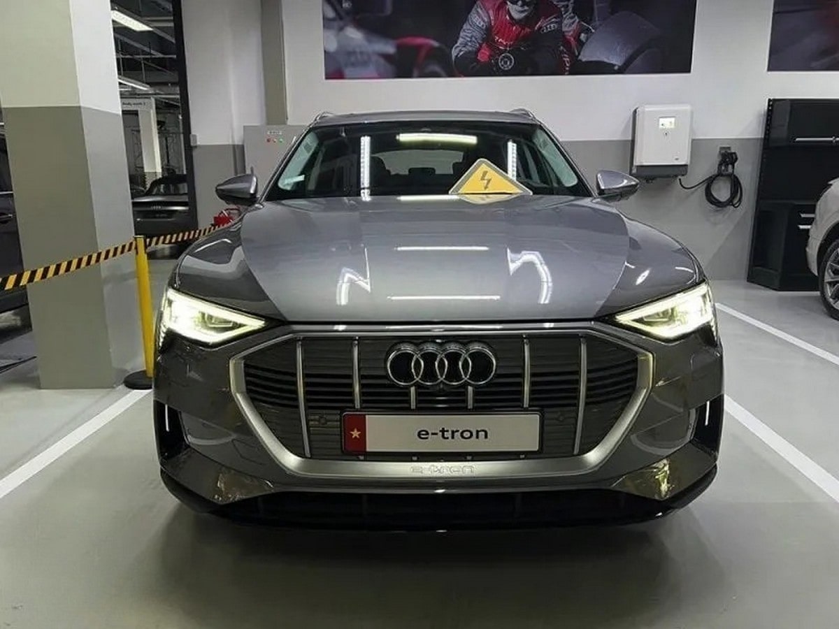 Điểm nhấn ở đầu xe Audi E-tron chính là lưới tản nhiệt Singleframe hình bát giác quen thuộc